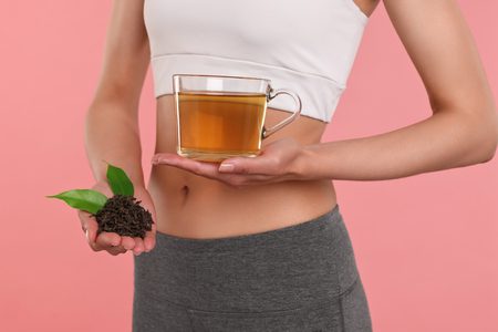 Mulher precisando de um chá diurético