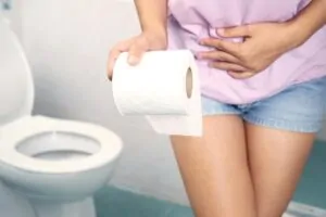 Mulher sofrendo com sangue nas fezes