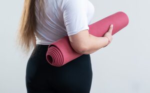Mulher indo fazer exercícios para perder gordura