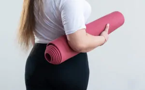 Mulher indo fazer exercícios para perder gordura
