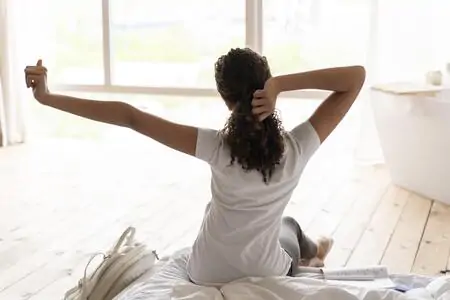 Mulher fazendo autocuidados para enxaqueca