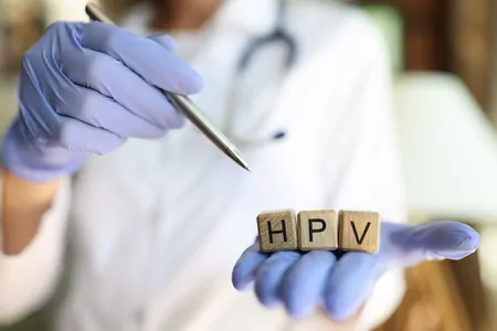 Médico segurando blocos escritos hpv