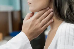 Mulher descobrindo o que é linfonodos