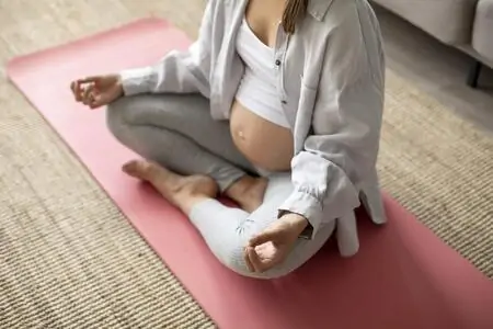 mulher praticando yoga na gravidez
