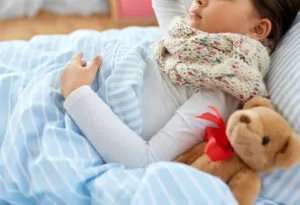 Criança com leucemia infantil