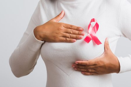 mulher com câncer de mama inflamatório