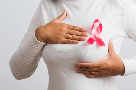 mulher com câncer de mama inflamatório