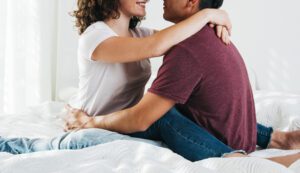 Casal experimentando posições kamasutra