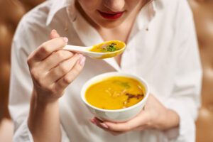 Mulher descobrindo o que comer com diarreia