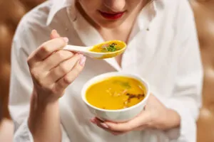 Mulher descobrindo o que comer com diarreia