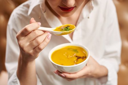 Mulher descobrindo o que comer com diarreia