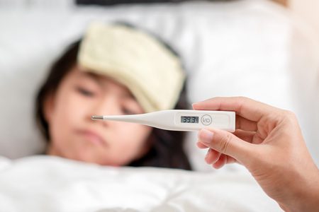 como baixar a febre de criança com febre