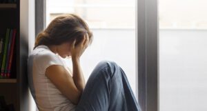 Mulher com crise de choro