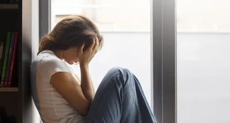 Mulher com crise de choro